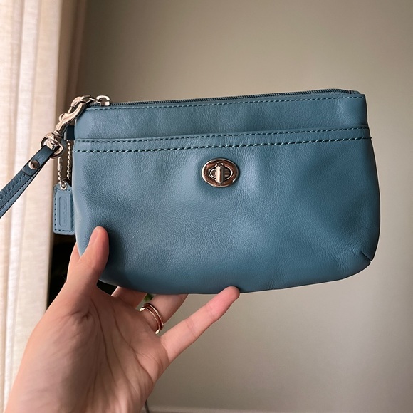 Coach large leather turnlock wristlet - Picture 2 of 4